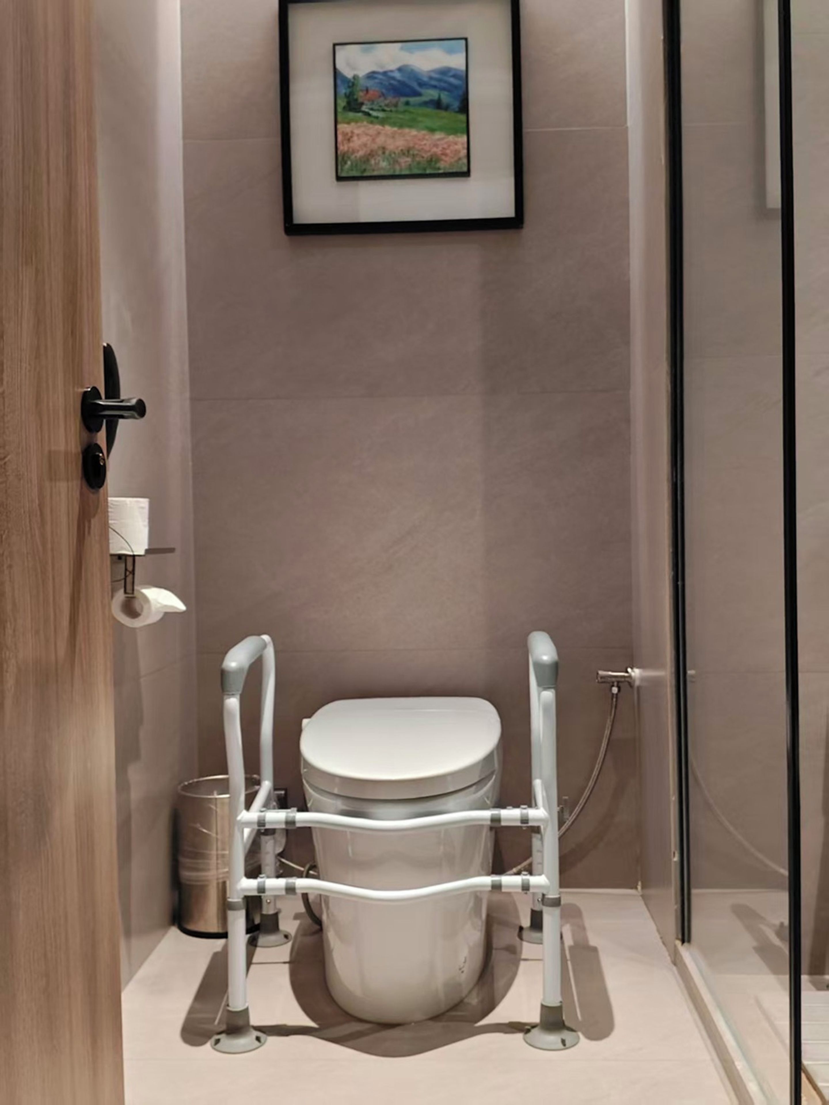 Un baño moderno con inodoro, bidé y ducha.