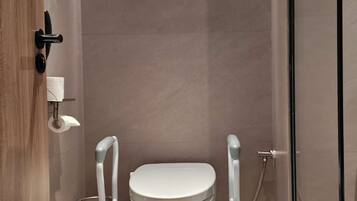 Un baño moderno con inodoro, bidé y ducha.