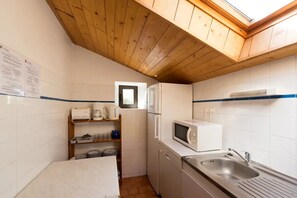 Kühlschrank, Mikrowelle, Herdplatte, Geschirrspüler