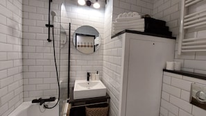 SĂšche-cheveux, serviettes fournies, savon, papier toilette