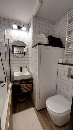 Haartrockner, Handtücher, Seife, Toilettenpapier