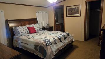 3 bedrooms, desk, WiFi, bed sheets