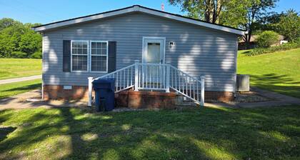 Charming 3-bedroom house with WiFi and AC in beautiful Joppa.