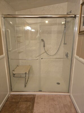 Douche, serviettes fournies, papier toilette