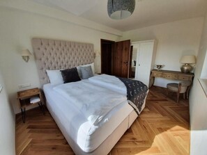 2 Schlafzimmer, Schreibtisch, laptopgeeigneter Arbeitsplatz