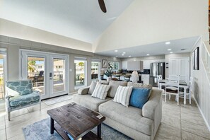 Smart-TV, peis og bøker