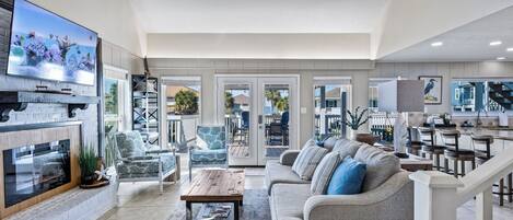 Una Smart TV, una chimenea, libros