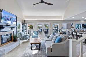TV connectée, cheminée, livres