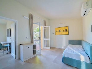 Cofres nos quartos, berços (sobretaxa), roupa de cama