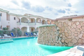 Una piscina al aire libre de temporada (de 08:30 a 19:30), sombrillas