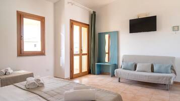 Quadruple Room | In-room safe, cots/infant beds, bed sheets