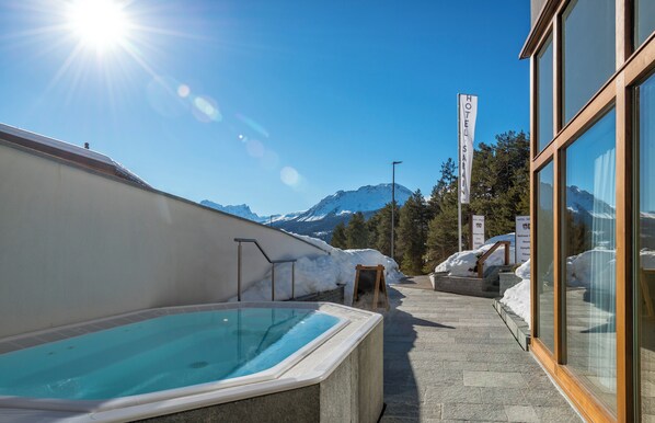 Outdoor spa tub - Val Saraina Resort (Lantsch-Lenz)