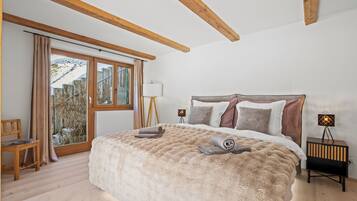 5 sovrum, vÀrdeförvaringsskÄp pÄ rummet och skrivbord