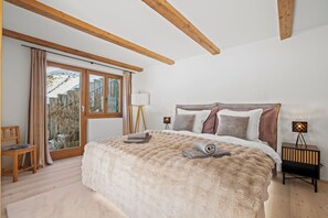 5 bedrooms, in-room safe, desk, iron/ironing board