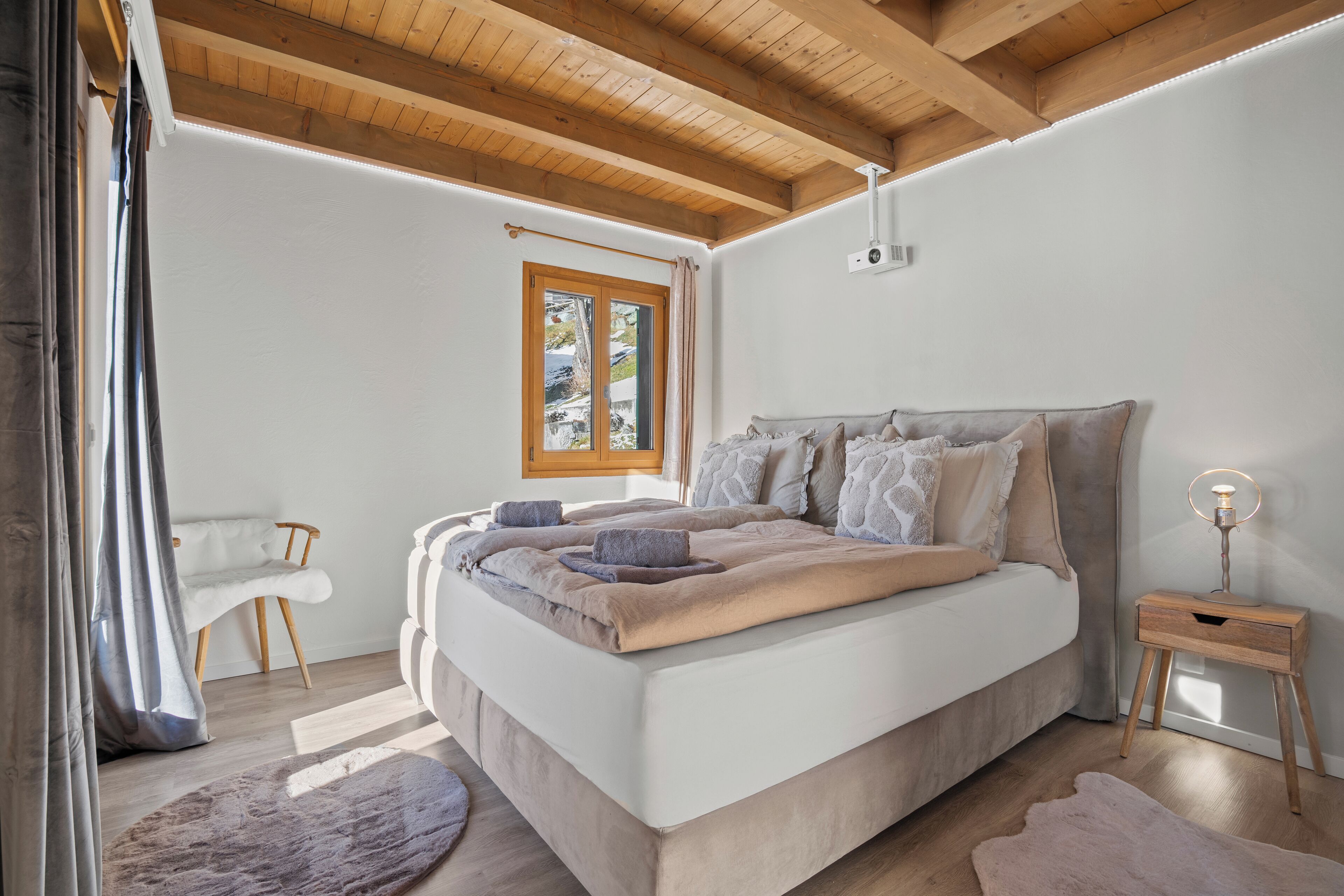 5 bedrooms, in-room safe, desk, iron/ironing board