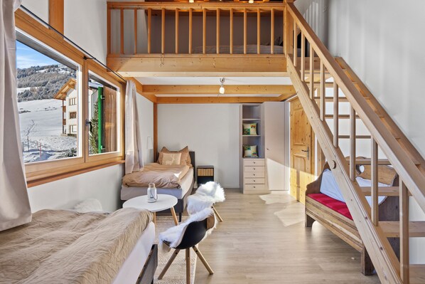 5 chambres, coffres-forts dans les chambres, bureau