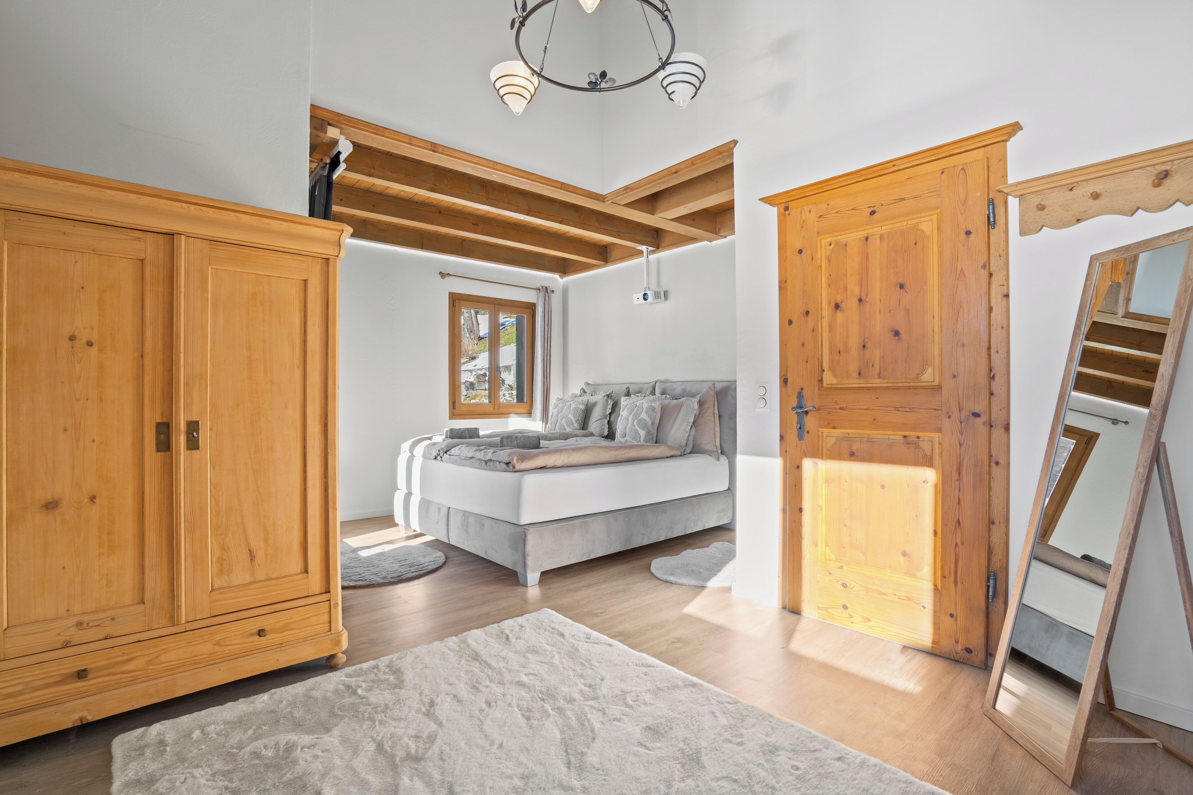 5 Schlafzimmer, Zimmersafe, Schreibtisch, Bügeleisen/Bügelbrett