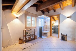 Shower, jetted bath, hair dryer, towels