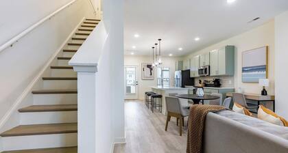 Landing | Chic 2BD, Pool, Clubhouse