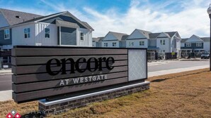 Een bordje voor Encore at Westgate, met moderne huizen op de achtergrond.