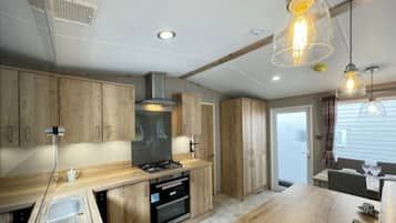 Cabin | Private kitchen | Fridge, microwave, oven, stovetop