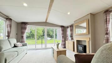 Cabin | Living area | Fireplace