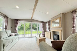 Cabin | Living area | Fireplace