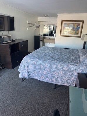 Økonomi-enkeltrom | Skrivebord og sengetøy