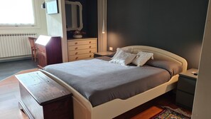 2 bedrooms, desk, iron/ironing board, WiFi