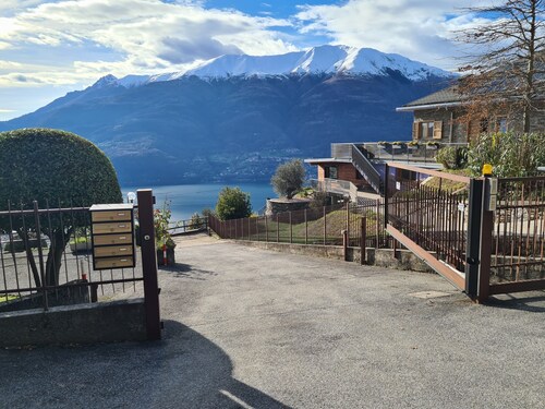 Gemütliches und gepflegtes Reihenhaus mit spektakulärem Blick auf den Comer See
