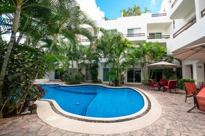 Una piscina al aire libre