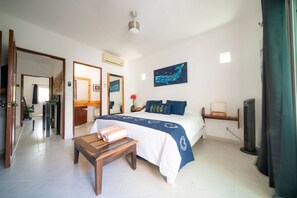 2 dormitorios, caja fuerte, escritorio y tabla de planchar con plancha