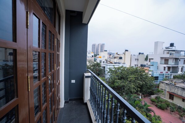 Quarto luxo, sacada, vista para a cidade | Terraço/pátio