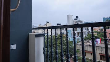 Habitación Deluxe, balcón, vista a la ciudad | Terraza o patio