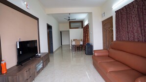 ห้องดีลักซ์, ระเบียง, วิวเมือง | บริเวณนั่งเล่น
