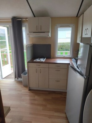 Een koelkast, een kookplaat