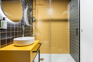 Pengering rambut, handuk, sampo, dan tisu toilet
