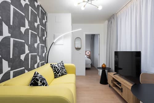 Double studio Apartment with sofa bed | 起居区 | 32-英寸LED 电视(配备数码频道)