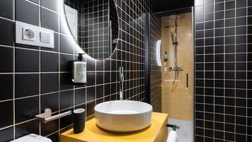Hair dryer, towels, shampoo, toilet paper