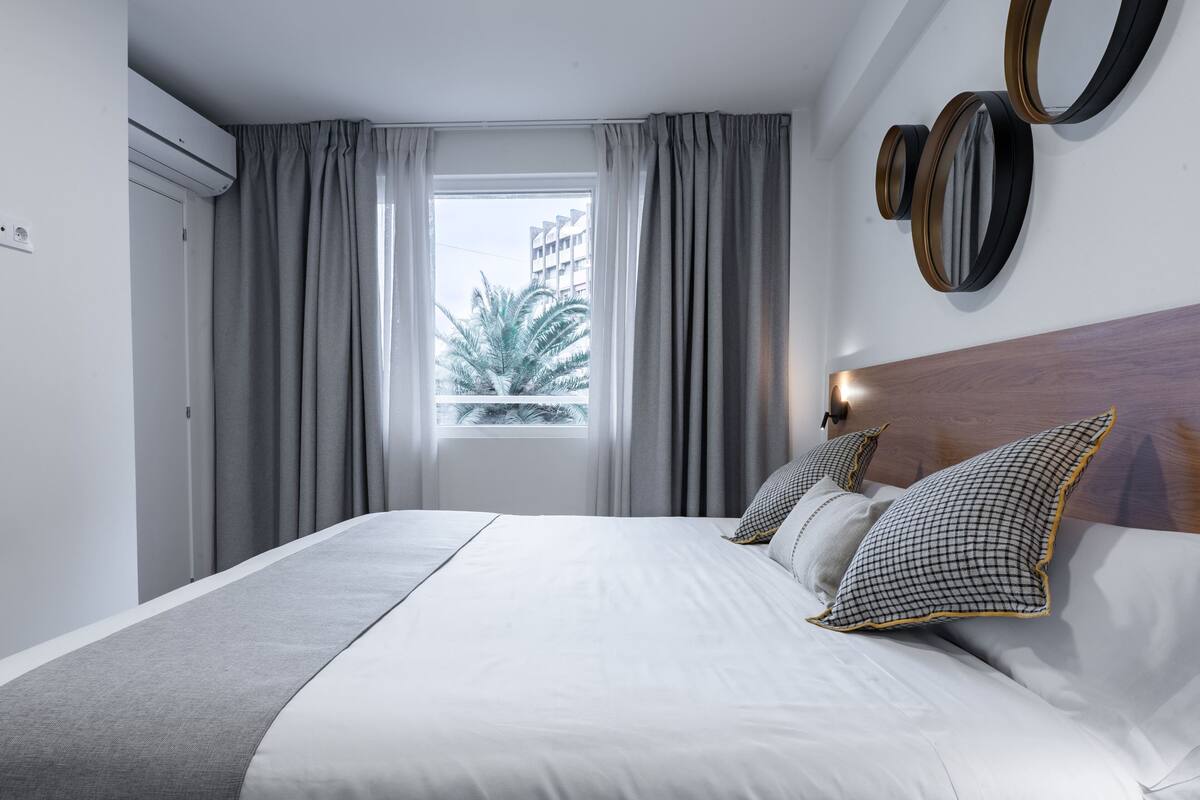 Cribs (free), WiFi (free), bed sheets