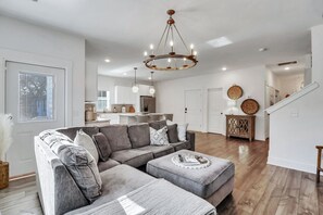 Smart TV, chimenea, libros y oficina 