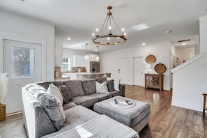 Smart TV, fireplace, books, offices - Savannah Comfort Sanctuary by Oatland Island Wildlife Center (Savannah)
