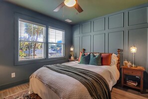 3 habitaciones, escritorio y tabla de planchar con plancha 