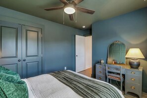 3 chambres, bureau, fer et planche à repasser, lit parapluie