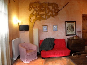 Appartamento, vista collina | Area soggiorno | TV, caminetto