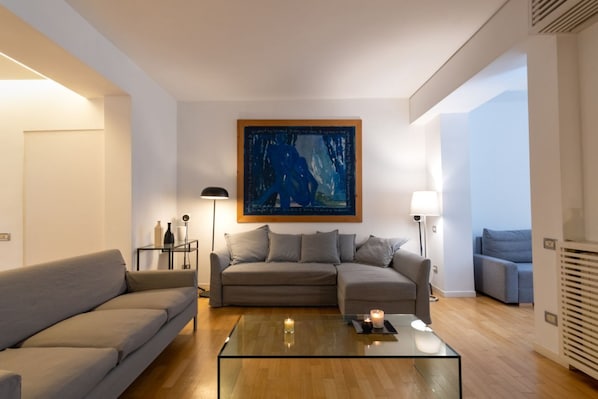 Televisión y chimenea