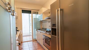 KĂŒhlschrank, Mikrowelle, Ofen, Herdplatte