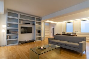 TV, fireplace