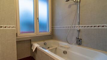 Dusche, Whirlpool, Haartrockner, Bidet