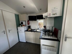 Kühlschrank, Mikrowelle, Herdplatte